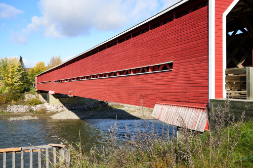 Automne,Saison,Milieu naturel,Rivière,Eau,Petite Cascapédia,Baie-des-Chaleurs,Région,MRC Bonaventure,Saint-Edgar,Pont,Couvert,Jour,Temps